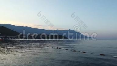 海<strong>上海</strong>岸夏日清晨带着蓝色的阴霾.. 度假镇布德瓦黑山巴尔干半岛。 地平线海岸线上的山脉。 蓝色